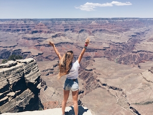 горный пейзаж, каньон днем, панорама каньона, девушка на краю каньона 