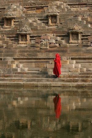 Красивый древний каменный ступенчатый колодец в Гуджарате, Индия