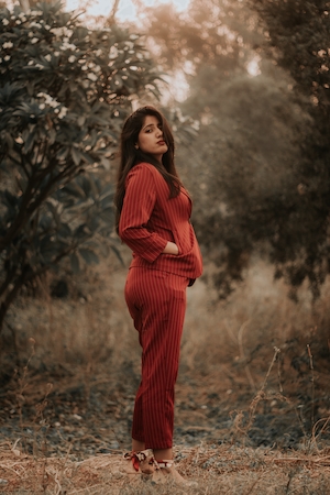 девушка в красном в лесу 