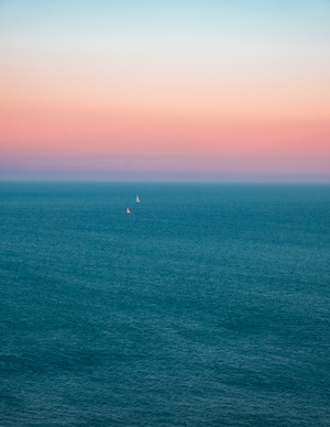 Две парусные лодки выходят в море в Дана-Пойнт, Калифорния