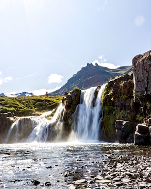 Киркьюфельсфосс, водопад на замшелых камнях, отвесные скалы 