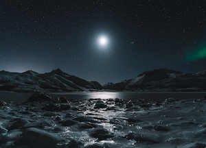 полная луна на небе над замершим озером, северное сияние 