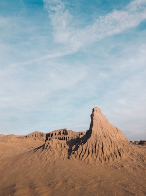 песчаные дюны, барханы, каньон, отвесные скалы 