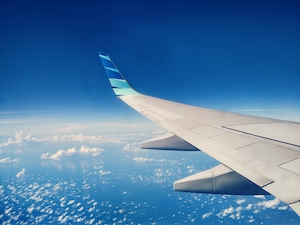 Фото крыла самолета из окна иллюминатора