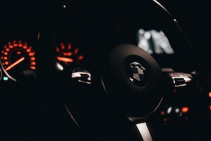 Рулевое колесо BMW 320i F30 ночью, логотип