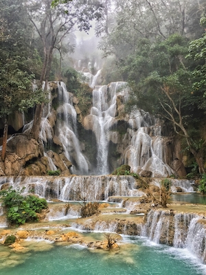 Водопад Куанг Си, комплекс каскадных водопадов, камни, несколько уровней тропических водопадов, каскады бассейнов 