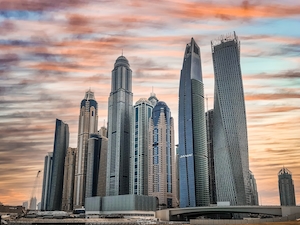 Дубай, небоскребы на закате

