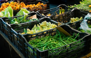 Рынок продуктов, овощи в черных пластиковых лотках