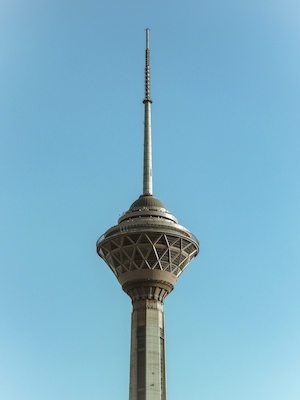 Башня Милад на фоне голубого неба 
