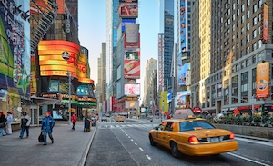 Нью-Йорк днем, мегаполис, такси 