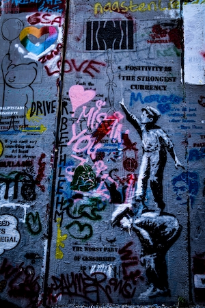 красочные граффити на стенах города