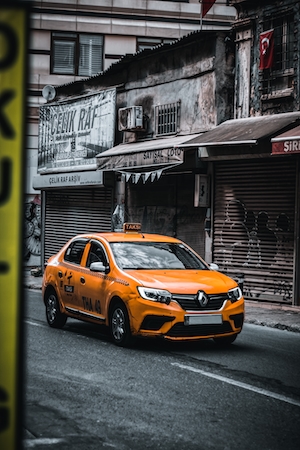 такси оранжевого цвета