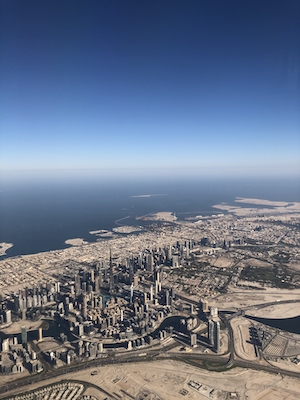 Вид с высоты птичьего полета на центр Дубая с самым высоким зданием в мире - Бурдж-Халифой, занимающим центральное место.