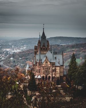 Замок Драхенбург, вдали город и осенний лес, серое небо 