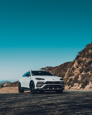 Белый Lamborghini Urus на природе 