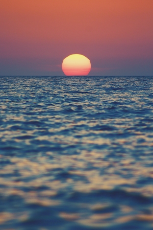 закат над водой, красочное солнце и небо, солнечная рябь на воде 