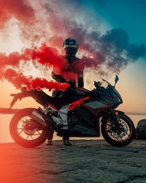 Мотоциклист с дымовой шашкой