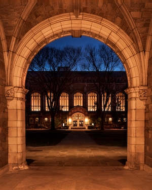 Арка во внутренний двор юридическая библиотека, арка, ночное время, Анн-Арбор, Мичиган.