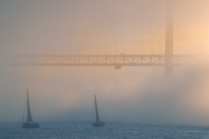 Португалия, Лиссабон, туман, дымка, мост через реку Тежу, прогулочные парусники