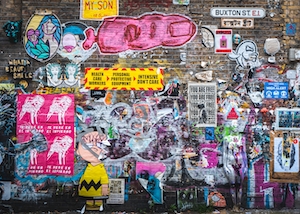 граффити и листовки на стене 