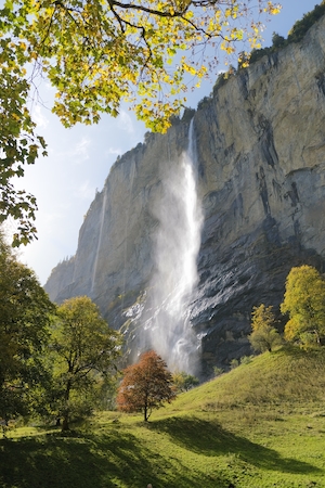 большой водопад, высокая отвесная скала, зеленый пейзаж 