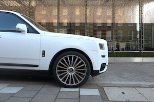 Белый автомобиль Роллс-Ройс Лондон