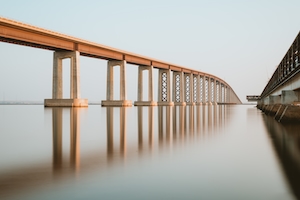 Мост Антиох вдали, отражение моста в перспективе 