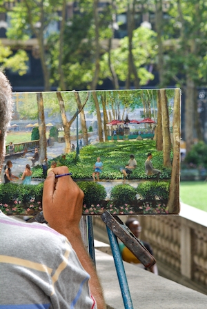 Нью-Йоркский художник пишет картину в парке 