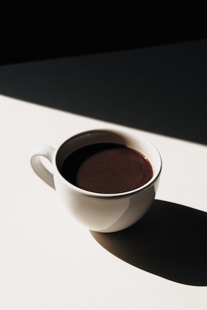 чашка кофе на столе, свет и тень 