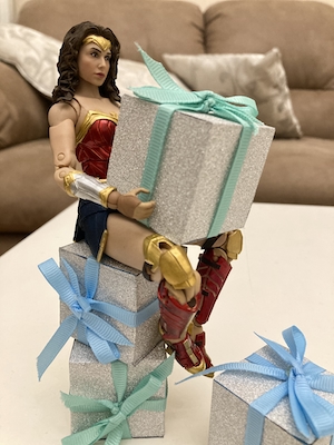 игрушка в виде героя Марвел, чудо-женщина с подарками 