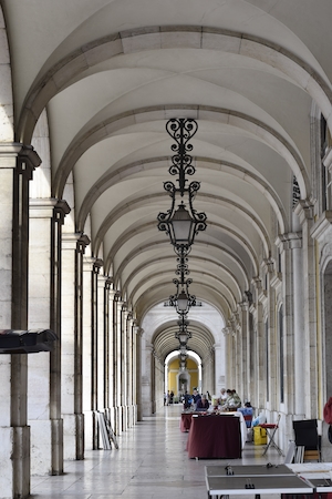 Античный Лиссабон, белые арки 