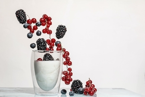 ягоды в стакане, ягоды на белом фоне