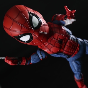 Marvel Spiderman Человек-паук, игрушка на черном фоне 