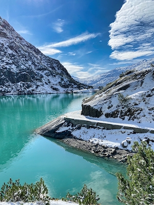 Озеро Гельмер в Швейцарии, горное озеро, лес, снежные горы, облака, горный пейзаж днем 