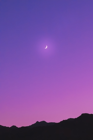 полумесяц на фиолетовом небе, черный силуэт гор 