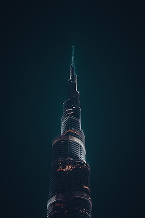 фото небоскреба в Дубае ночью