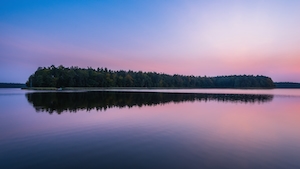 Восход солнца на берегу озера.