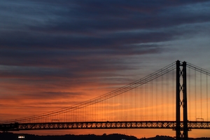 Красный мост в Лиссабоне, силуэт на закате 
