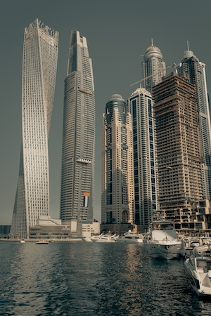  небоскребы в Дубае днем