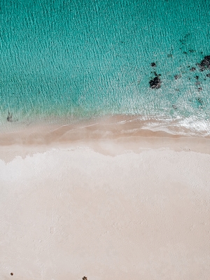 Залив, фото морского побережья с песчаным пляжем с высоты 