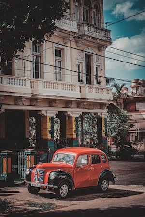 Старый красный автомобиль