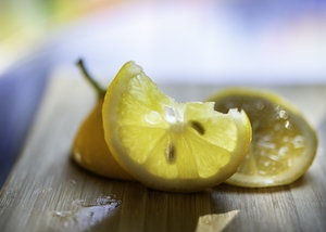 Свежесобранные лимоны из сада. Натюрморт.