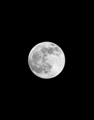 Полнолуние в полночь, крупная луна на черном фоне 