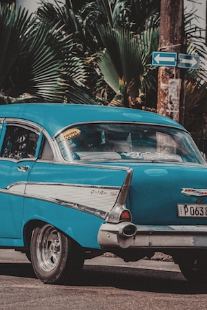 Старый американский автомобиль в Гаване, Куба.