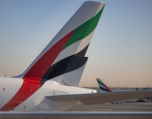 Самолеты авиакомпании Emirates на взлетно-посадочной полосе в аэропорту Дубая. 