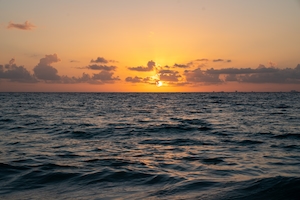 восход над морем, восход над водой, солнце на восходе, градиент на небе, небо и горизонт во время восхода, природа