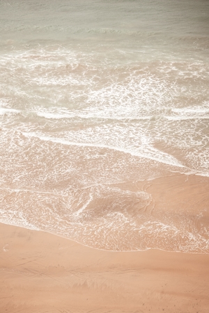 Волны тропического пляжа, вода и песок 