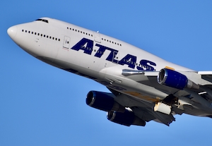 Самолет Atlas Air 747-400ER с зарядными устройствами взлетает с 25R аэропорта Лос-Анджелеса.