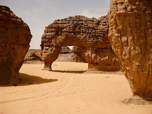 пески в пустыне, пейзаж в пустыне, песчаные карьеры, скалы из песчаника, арки из горной породы 
