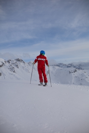 Фотография швейцарского инструктора по сноуборду в горах